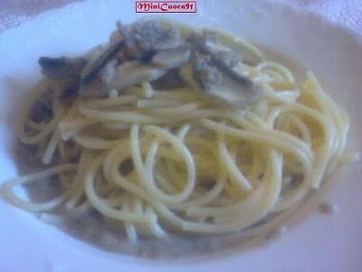 Spaghetti con crema di funghi, funghi e salsiccia