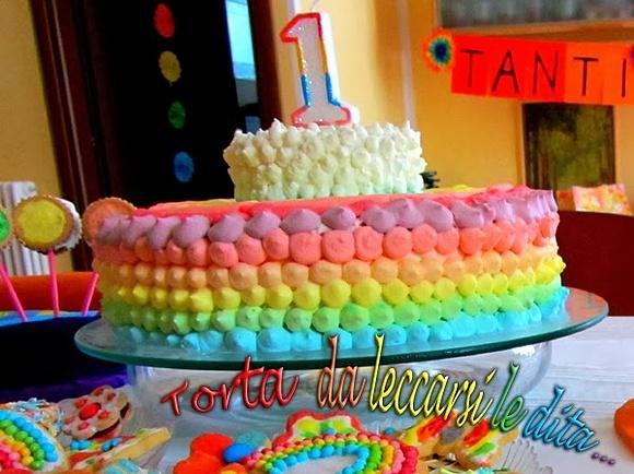 Torta arcobaleno con colori alimentari e decorazioni