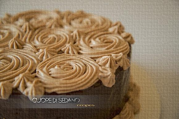 Torta alle rose al cioccolato con decorazioni in video