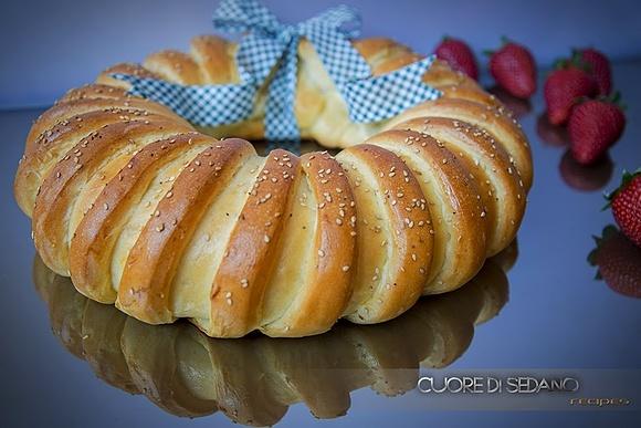 Corona di pan brioche ripiena