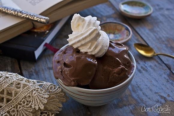 Gelato al cioccolato e panna montata con gelatiera