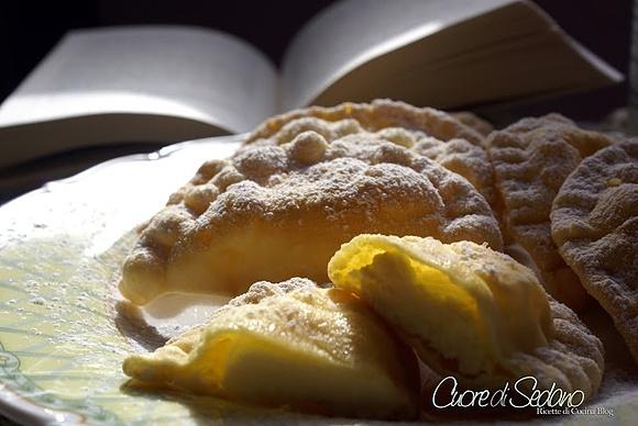 Ravioli dolci fritti alla ricotta limone e cannella