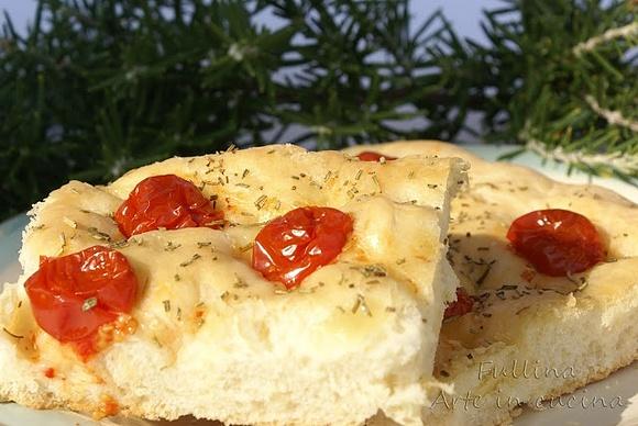 Focaccia con pomodorini e rosmarino