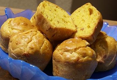 Muffin salati con uova, latte e farina