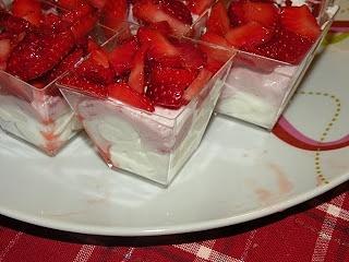 Bicchierini di mousse di ricotta e fragole