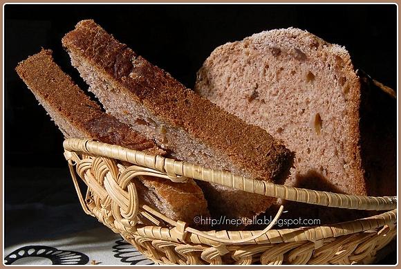 Pane al miele, cioccolato, mele e noci con macchina del pane