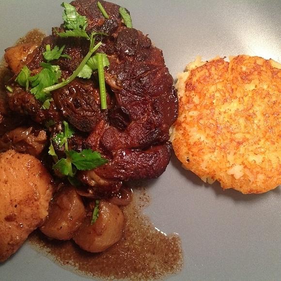 Agnello con mele cotogne, uvetta e rape