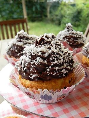 Cupcakes al cocco e rhum con ganache al cioccolato fondente