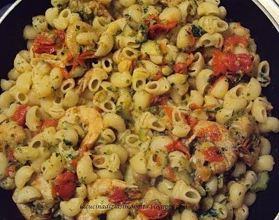Pasta con code di gamberi zucchine e pomodorini