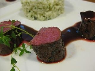 Bocconcini di filetto di renna al mirto con riso alle erbe