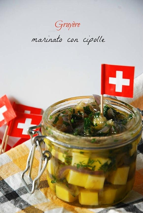 Gruyère marinato con cipolle e prezzemolo