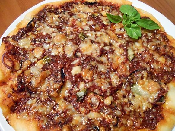 Pizza piccantina con cipolle e melanzane