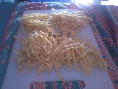 Esperimento di tagliatelle fatte in casa con uova