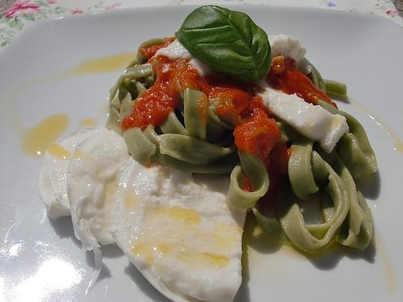 Tagliatelle al basilico con pomodoro e mozzarella di bufala campana