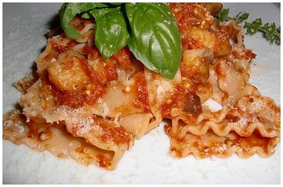 Reginette con pomodoro, cubetti di melanzana e scamorza affumicata