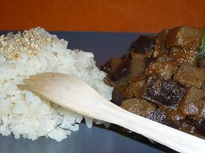 Curry di melanzane e riso pilaf con sesamo tostato