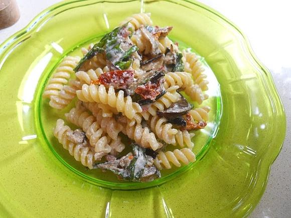 Fusilli con pesto di pomodori secchi e melanzane grigliate