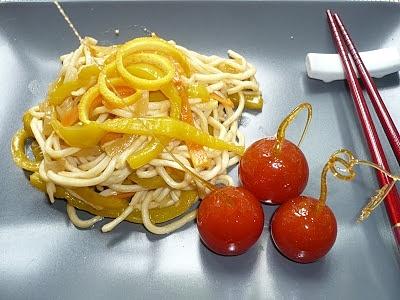 Noodles di verdure piccanti all'arancia con pomodorini soffiati