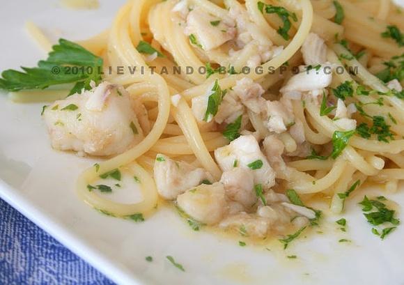 Spaghetti con sugo di pesci vari