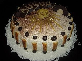 Torta decorata Soli con pasta di cioccolato fondente e mirtilli