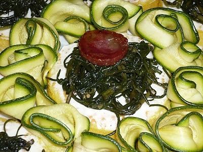 Medaglioni di polenta con agretti e cips di salsiccia