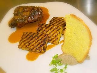 Guancia di vitello con polenta aromatizzata, pate di fegato e pan brioche