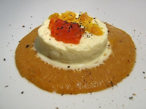 Mousse di baccalà con uova di pesce su crema di ceci