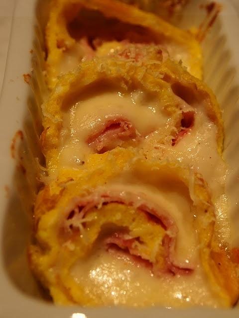 Rotolo di frittata con prosciutto e scamorza