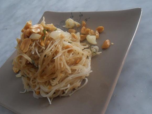 Spaghetti di riso con arachidi e coriandolo