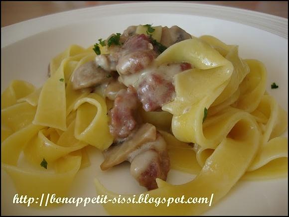 Tagliatelle con funghi, salsiccia e toma di montagna