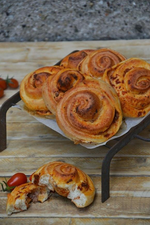 Girelle di pane con mozzarella pomodoro e filetti di alici