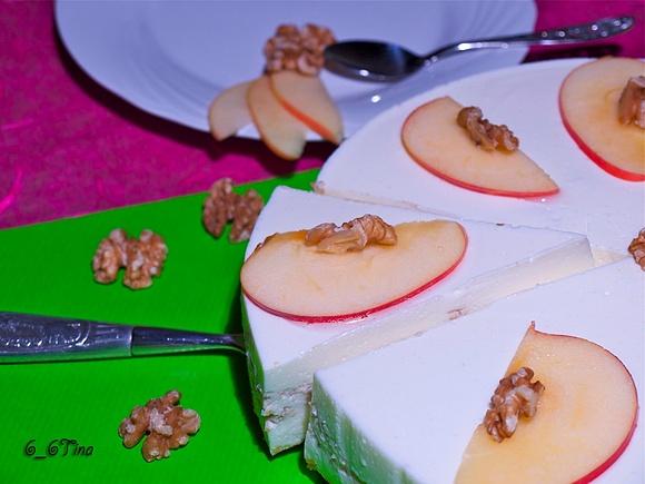 Torta cremosa con mele e noci