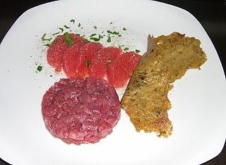 Tartare di filetto di manzo con pompelmo rosa e sfoglia di polenta