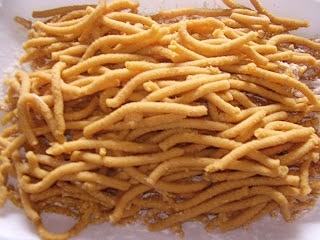 Passatelli con salsiccia, pomodorini e pinoli
