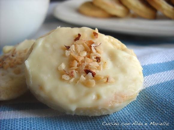Biscotti al limoncello con cioccolato bianco e noccioline