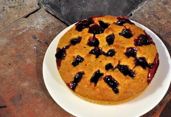 Torta con grano saraceno, nocciole e gocce di marmellata