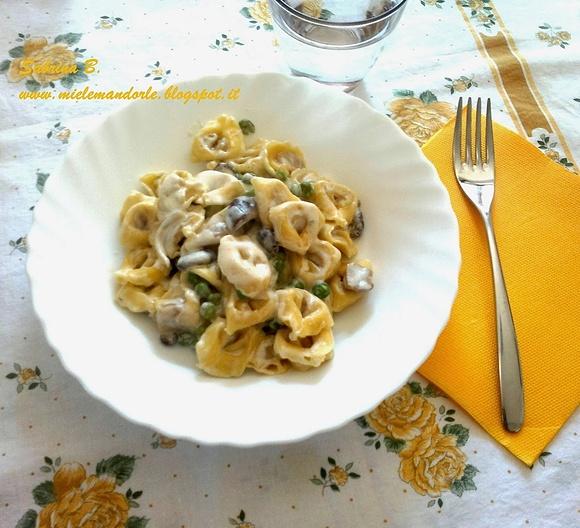 Tortellini al prosciutto con funghi piselli e panna