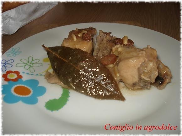 Coniglio in agrodolce con uvetta e pinoli