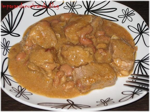 Spezzatino di maiale con fagioli per cowboy