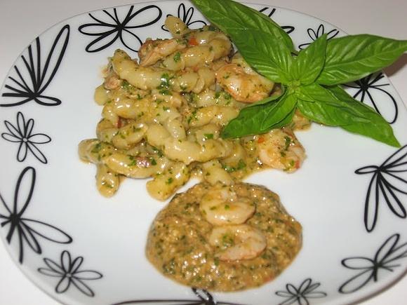 Busiate con pesto alla trapanese e gamberi