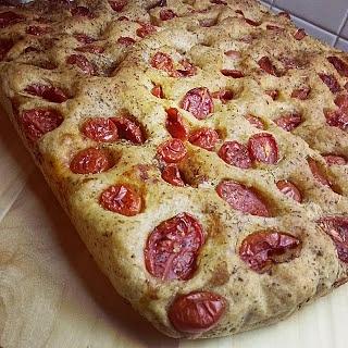 Focaccia pugliese con pomodorini e origano