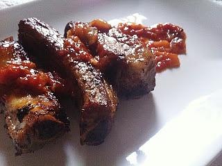 Costine di maiale in padella con salsa di cipolle