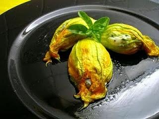 Fiori di zucca ripieni di ricotta e zucchine