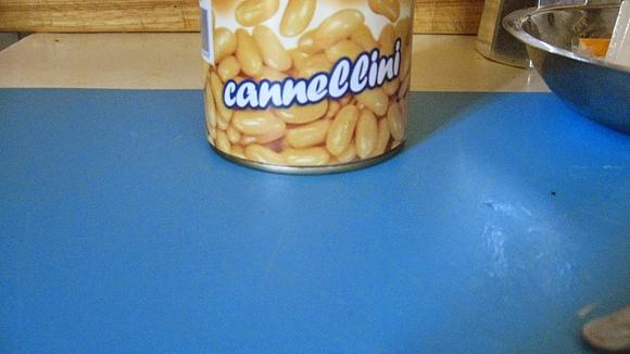 Vellutata di fagioli cannellini con gamberi avvolti in bacon