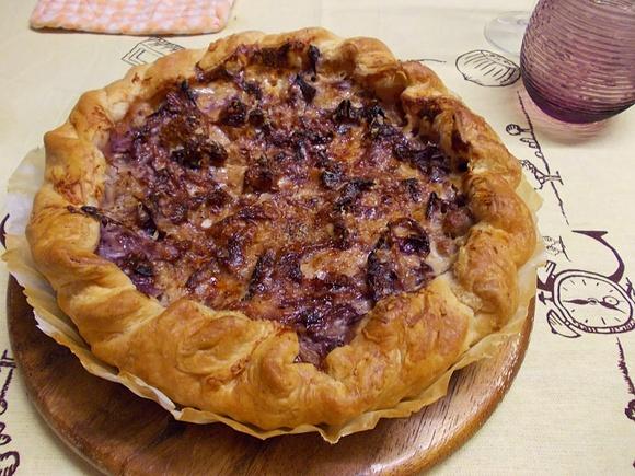 Torta salata con cappuccio rosso e salsiccia