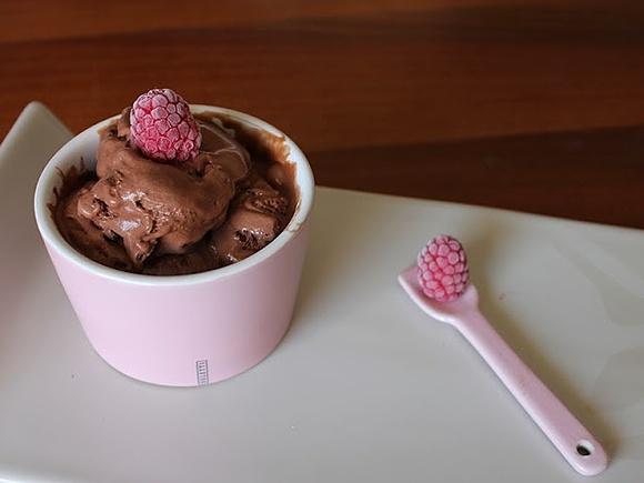 Gelato al cioccolato fondente con lamponi