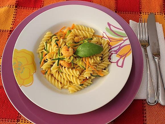Fusilli con julienne di verdure gamberi allo zafferano