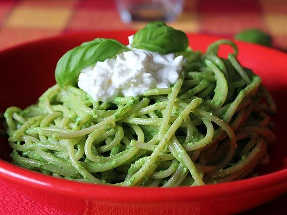 Spaghetti al pesto di rucola con robiola