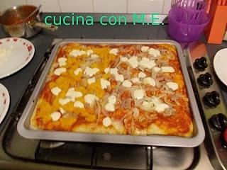 Pizza con zucca cipolla e salsiccia