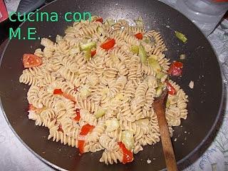 Pasta integrale con zucchine, tonno e pomodorini
